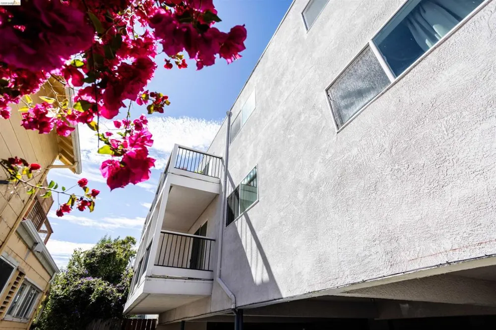 2120 GRANT STREET Alameda, CA 94703