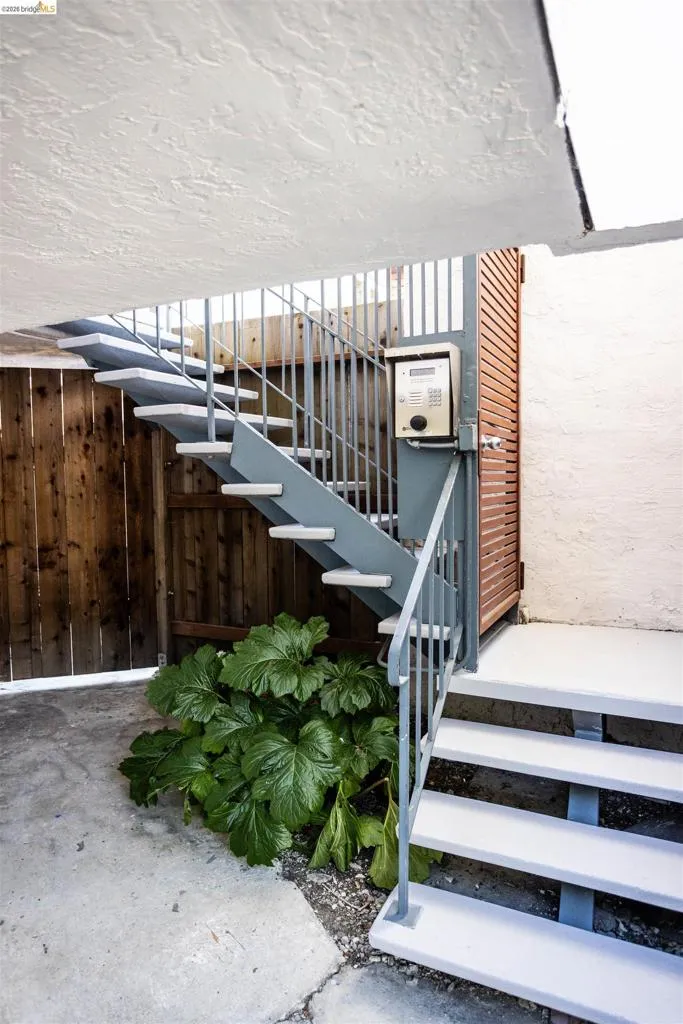 2120 GRANT STREET Alameda, CA 94703
