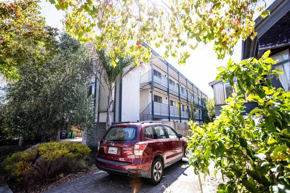 2120 GRANT STREET Alameda, CA 94703