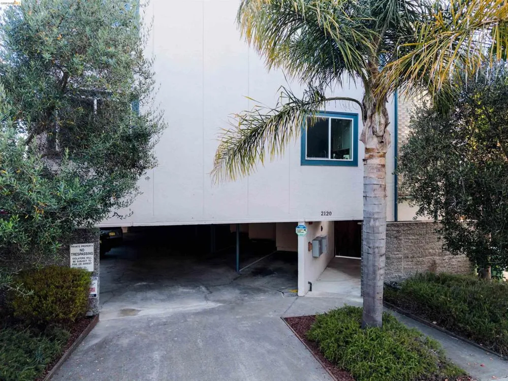 2120 GRANT STREET Alameda, CA 94703