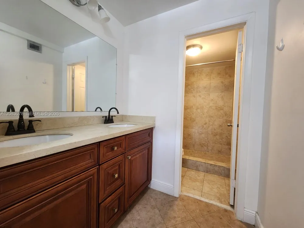 7300 NW 17th St #319 Plantation, FL 33313