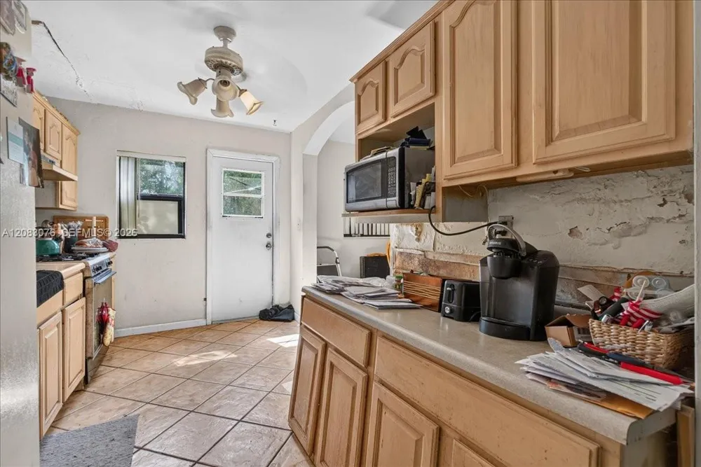 5619 NE 6th Ave Oakland Park, FL 33334