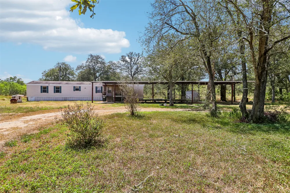 716 W County Road 109 Road Leesville, TX 78122