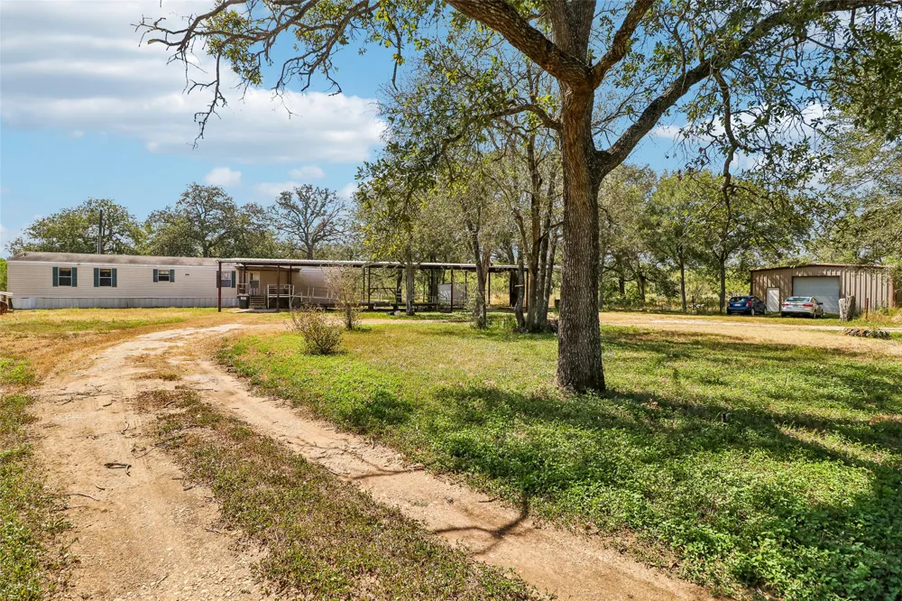 716 W County Road 109 Road Leesville, TX 78122