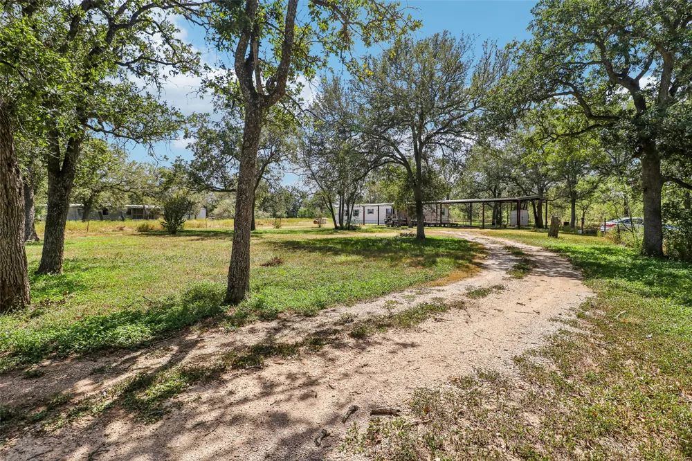 716 W County Road 109 Road Leesville, TX 78122
