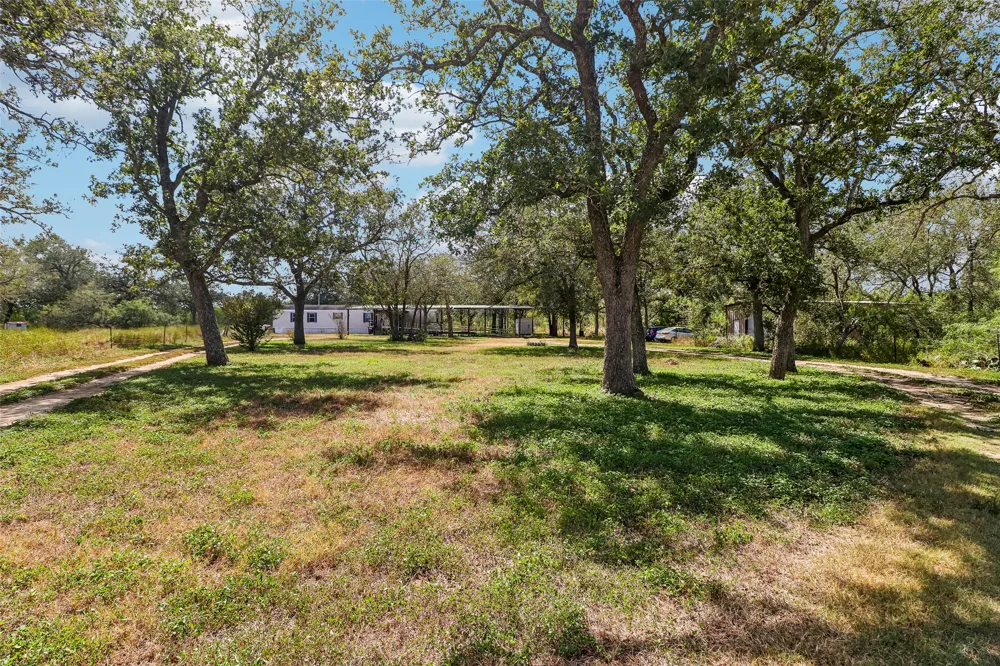 716 W County Road 109 Road Leesville, TX 78122