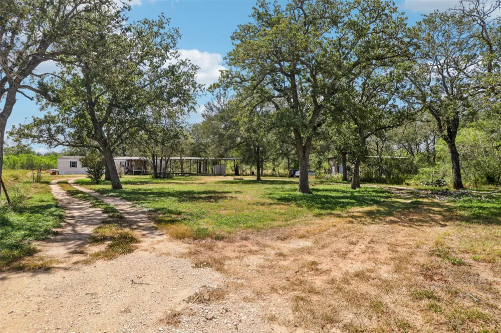 716 W County Road 109 Road Leesville, TX 78122