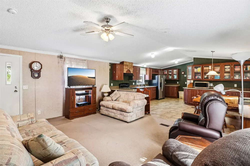 716 W County Road 109 Road Leesville, TX 78122