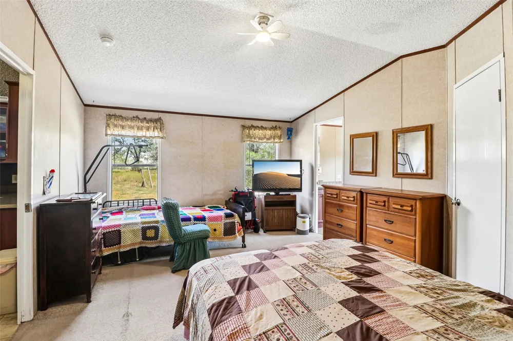 716 W County Road 109 Road Leesville, TX 78122