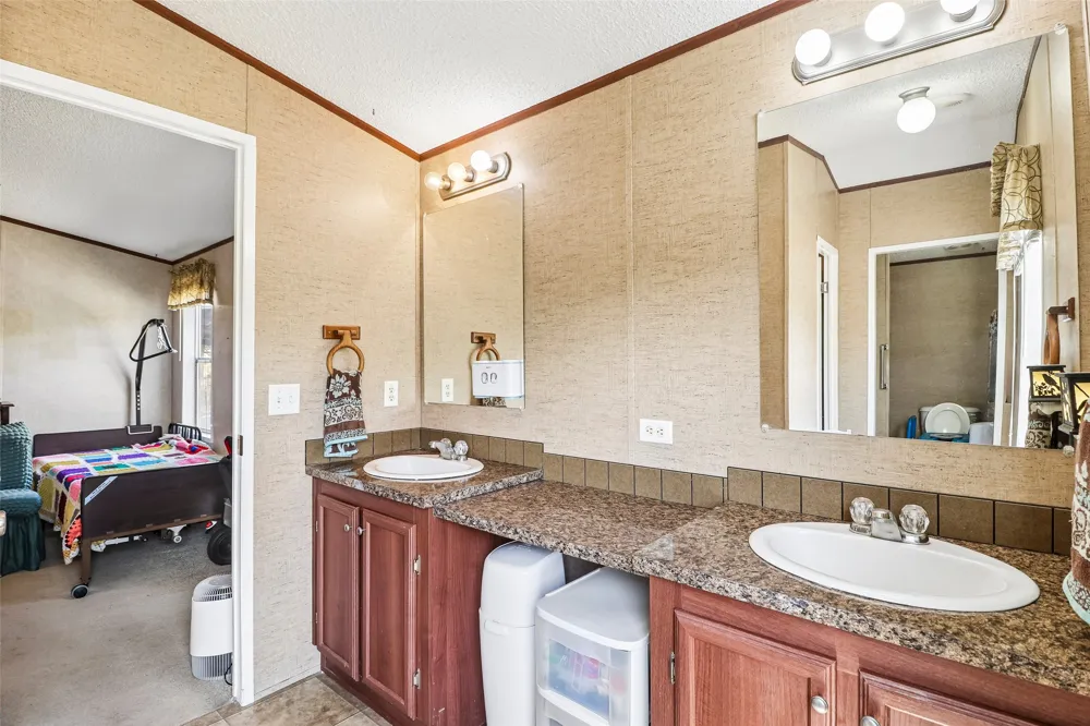 716 W County Road 109 Road Leesville, TX 78122