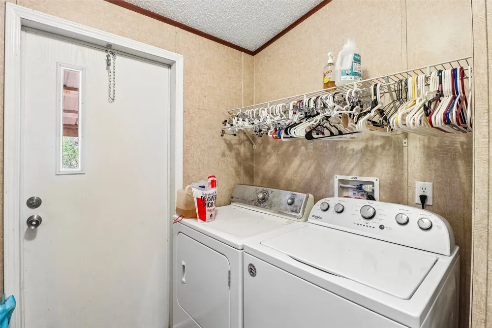 716 W County Road 109 Road Leesville, TX 78122