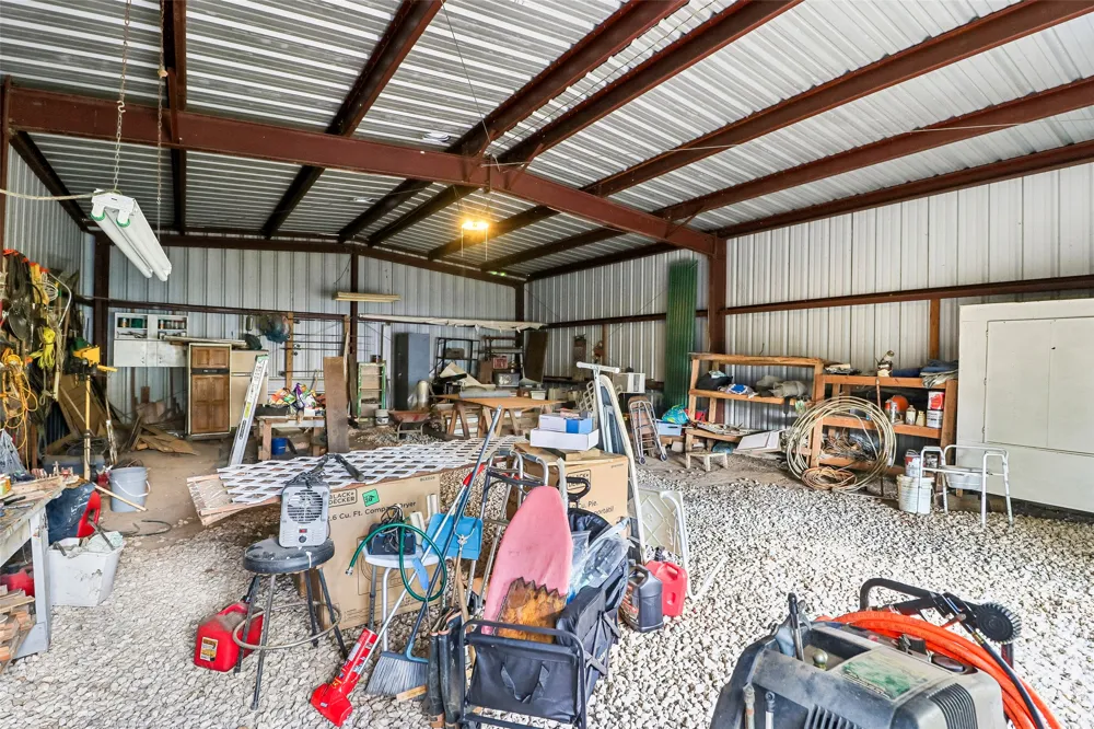 716 W County Road 109 Road Leesville, TX 78122