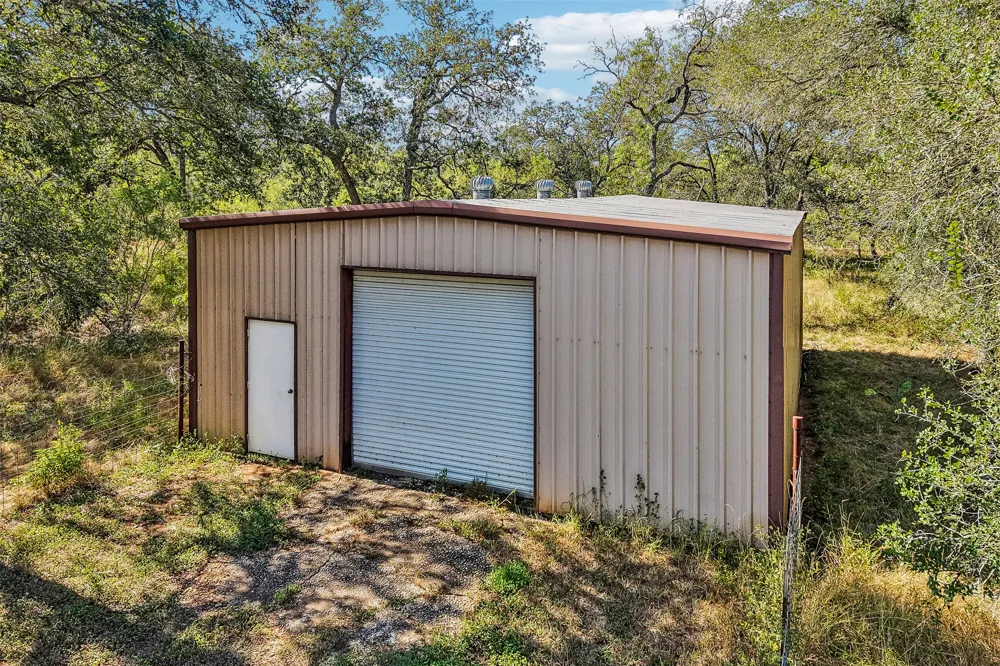 716 W County Road 109 Road Leesville, TX 78122