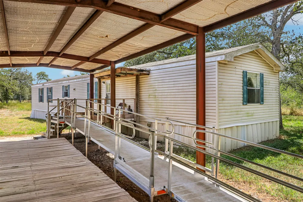 716 W County Road 109 Road Leesville, TX 78122