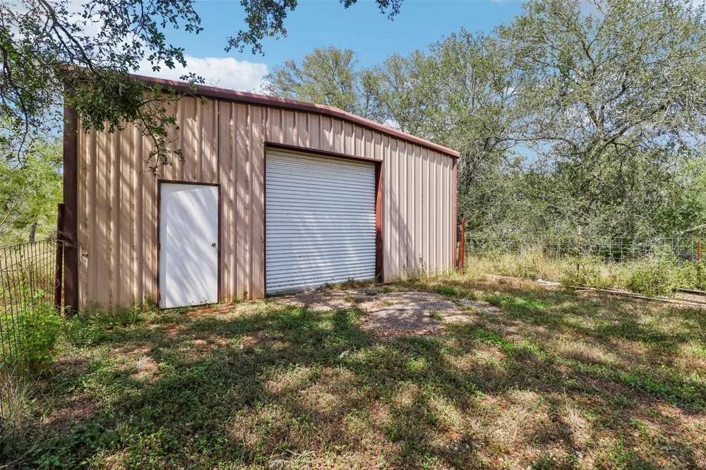 716 W County Road 109 Road Leesville, TX 78122