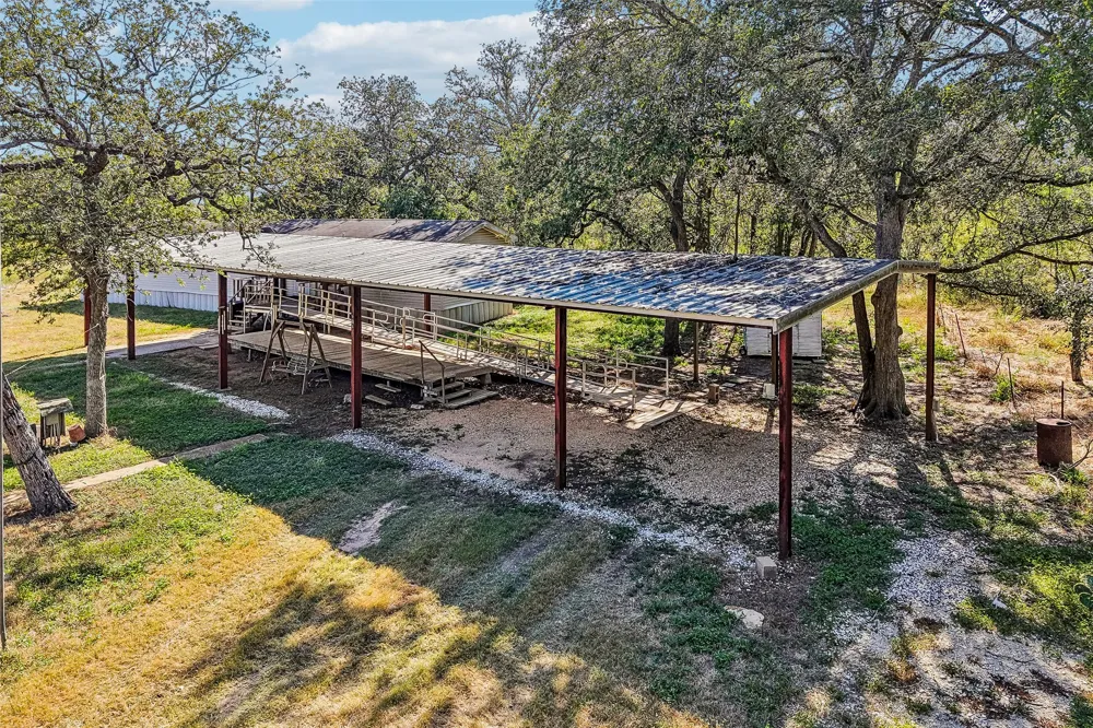 716 W County Road 109 Road Leesville, TX 78122