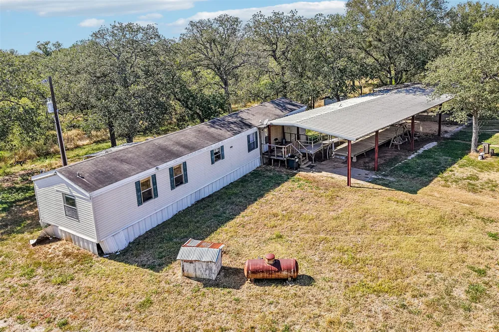 716 W County Road 109 Road Leesville, TX 78122