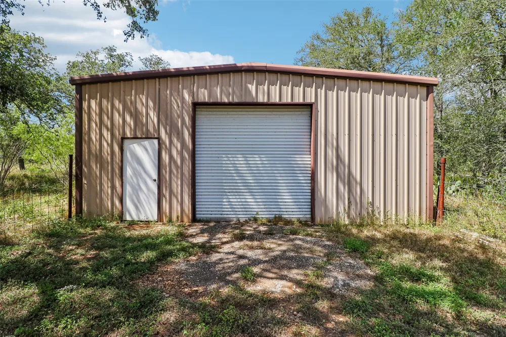 716 W County Road 109 Road Leesville, TX 78122