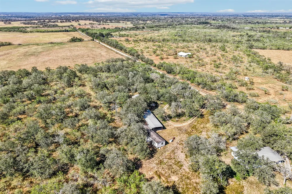716 W County Road 109 Road Leesville, TX 78122