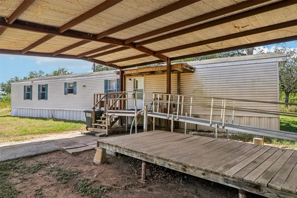 716 W County Road 109 Road Leesville, TX 78122