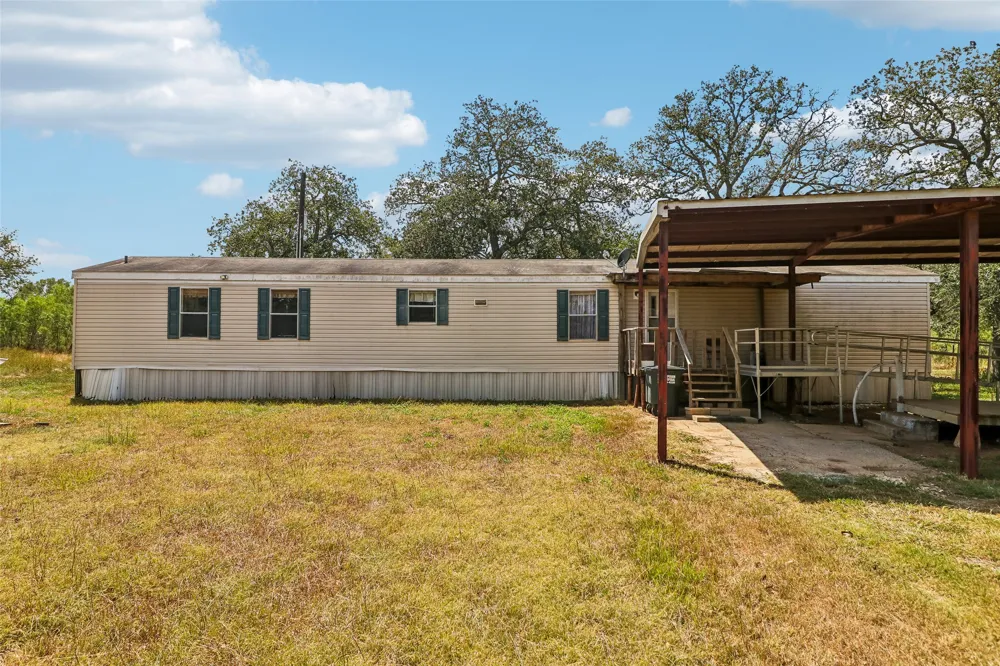 716 W County Road 109 Road Leesville, TX 78122