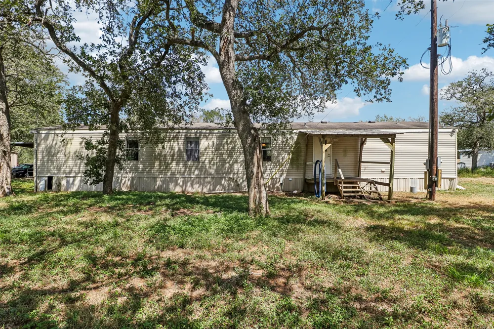 716 W County Road 109 Road Leesville, TX 78122