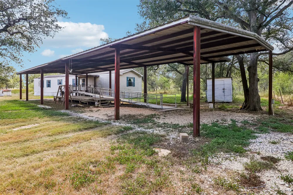 716 W County Road 109 Road Leesville, TX 78122