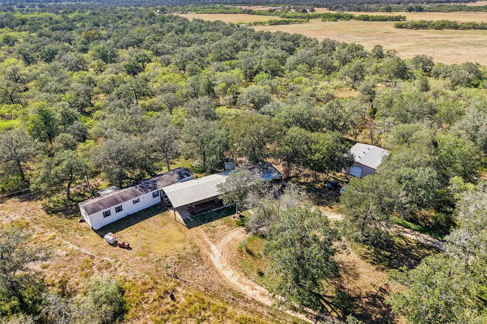 716 W County Road 109 Road Leesville, TX 78122
