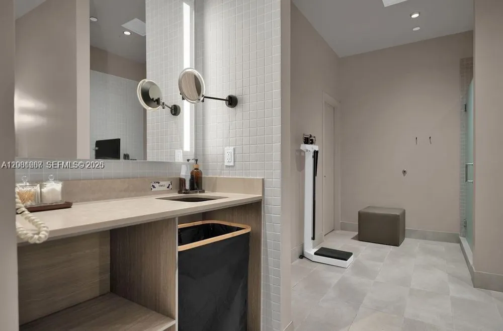 159 NE 6th #2602 Miami, FL 33132