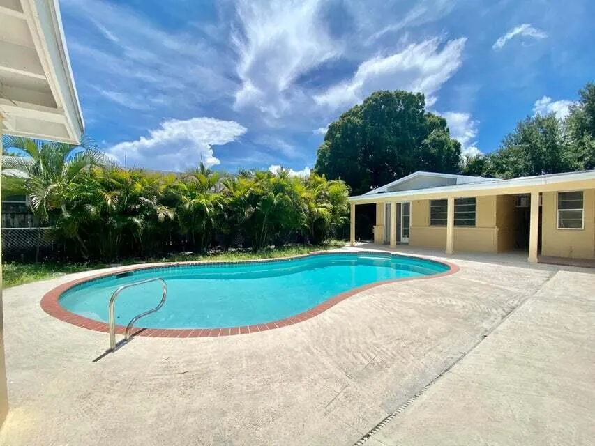 660 NE 34th Court #3 Oakland Park, FL 33334