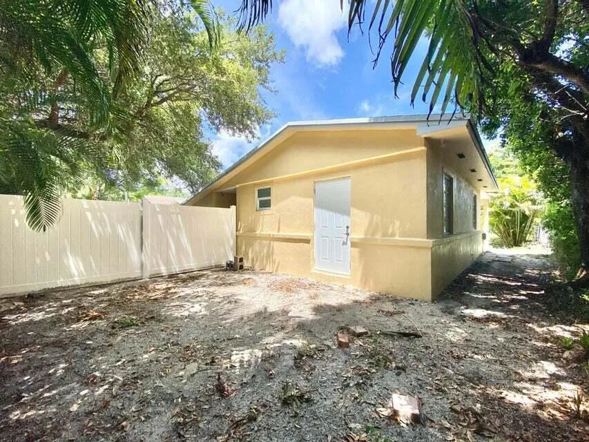 660 NE 34th Court #3 Oakland Park, FL 33334