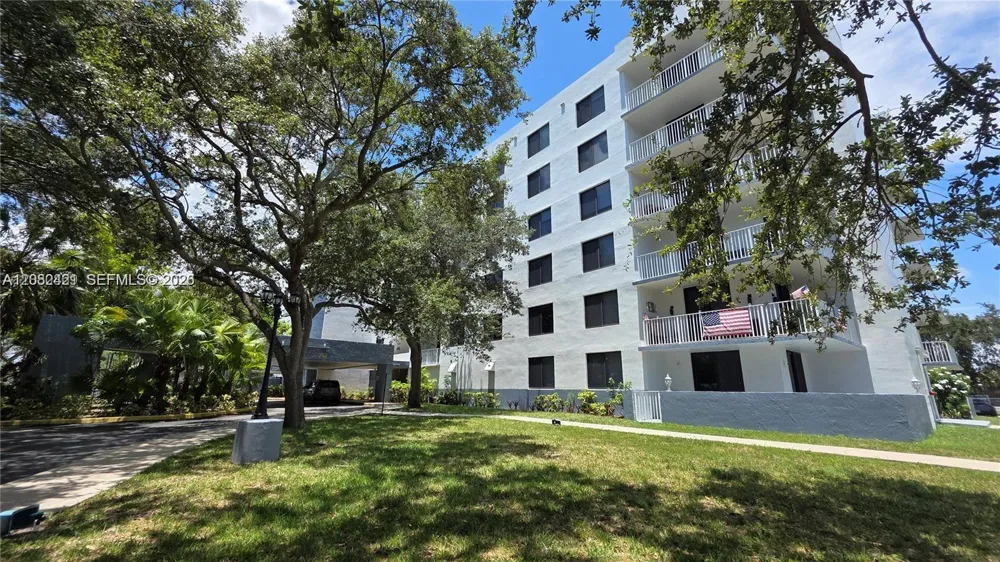 901 Hillcrest Dr #215 Hollywood, FL 33021