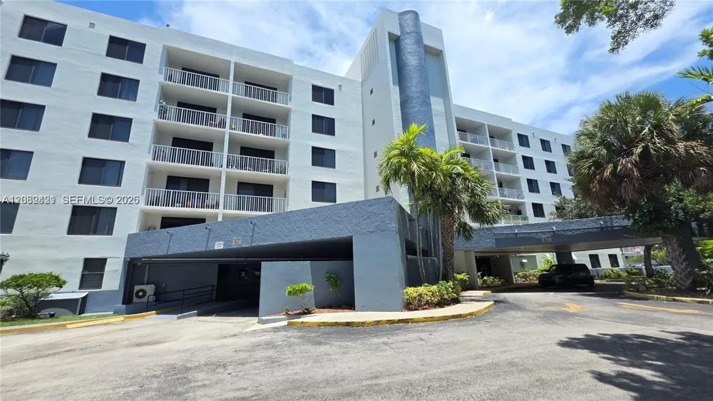901 Hillcrest Dr #215 Hollywood, FL 33021
