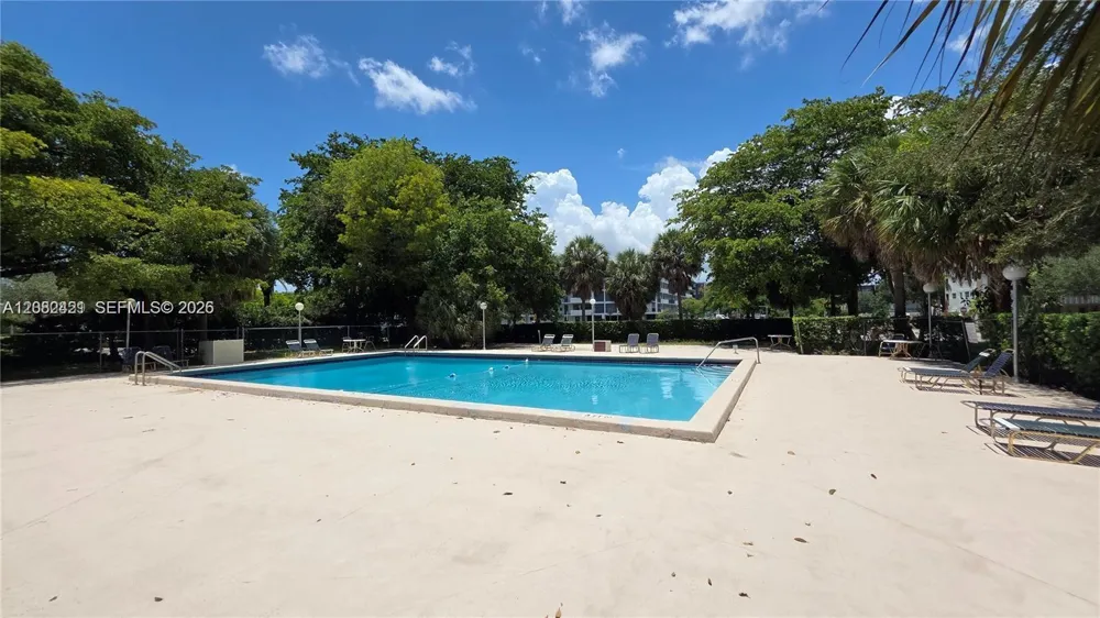 901 Hillcrest Dr #215 Hollywood, FL 33021
