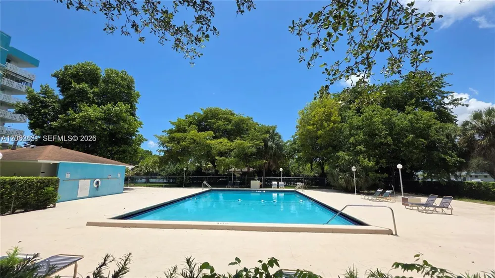 901 Hillcrest Dr #215 Hollywood, FL 33021