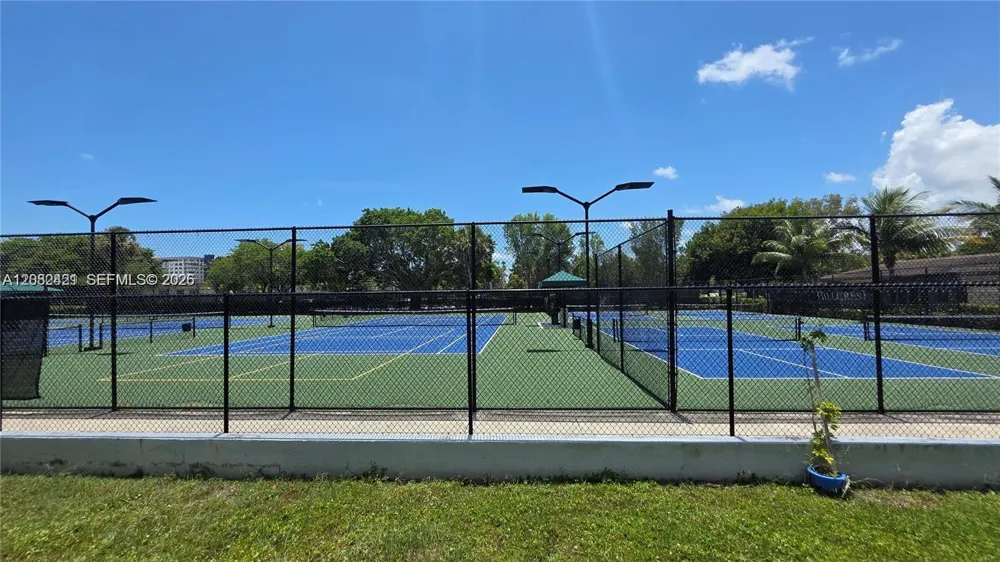901 Hillcrest Dr #215 Hollywood, FL 33021