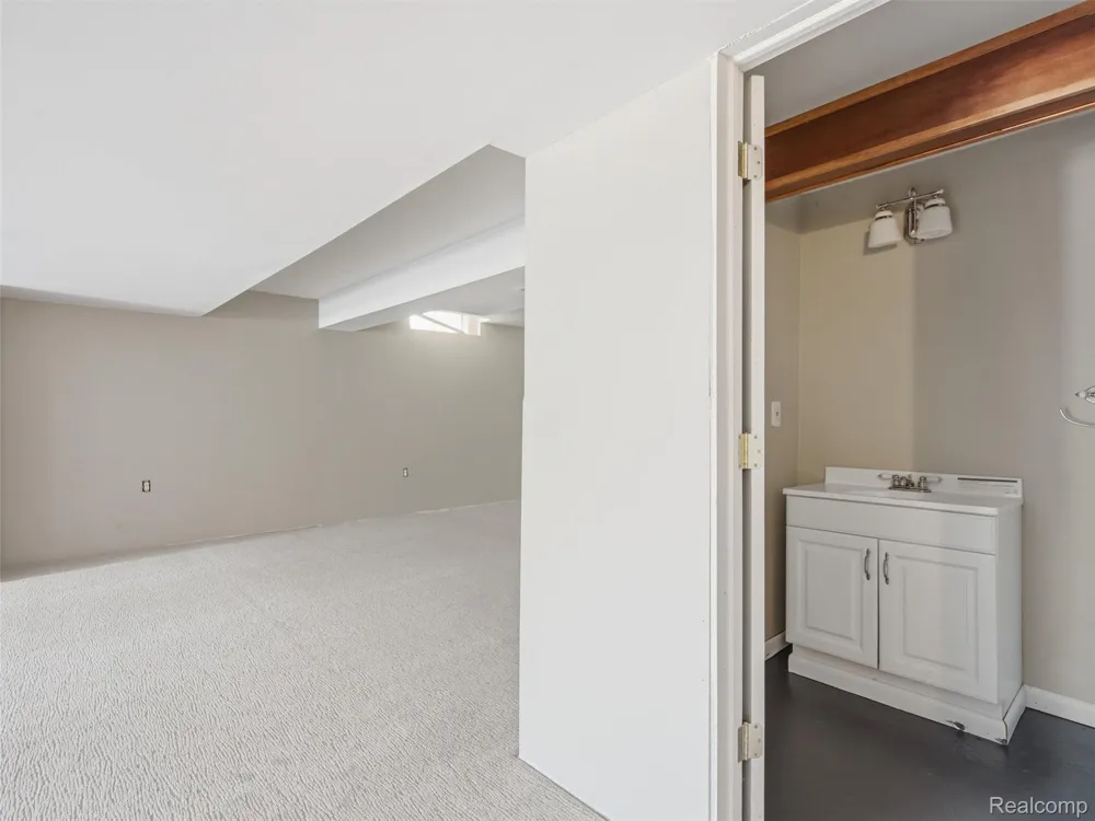 900 Cross Street Oxford Charter Township, MI 48371
