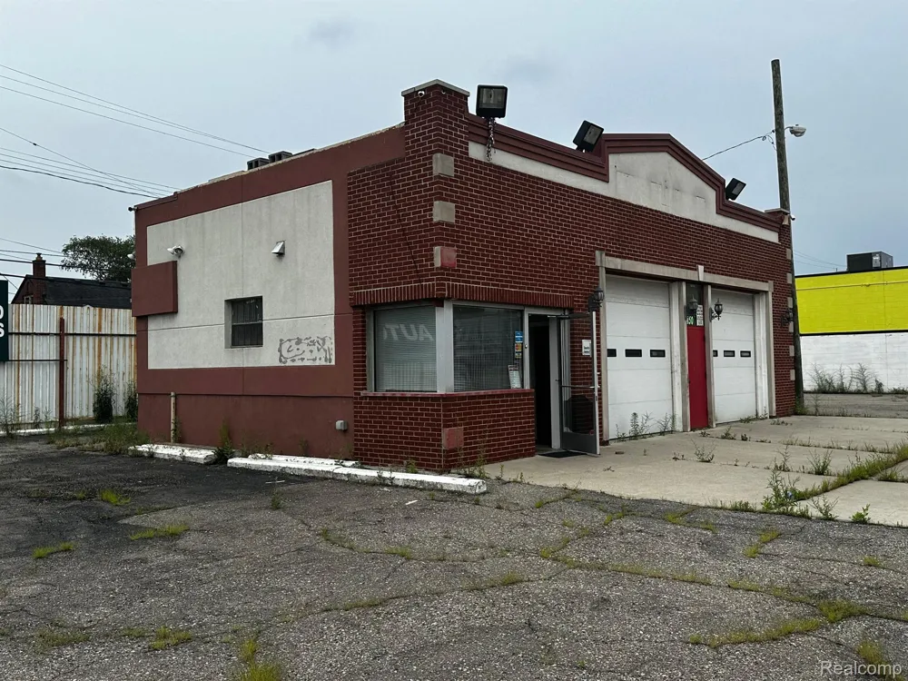 14150 E 8 MILE ROAD Detroit City, MI 48205