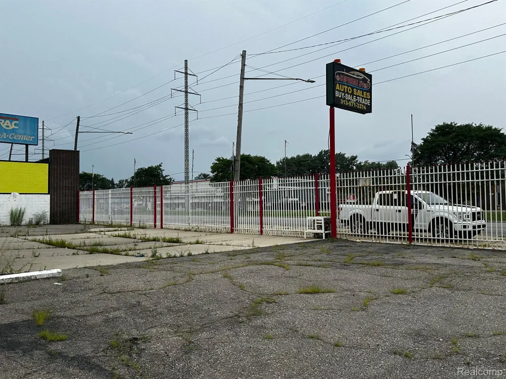 14150 E 8 MILE ROAD Detroit City, MI 48205