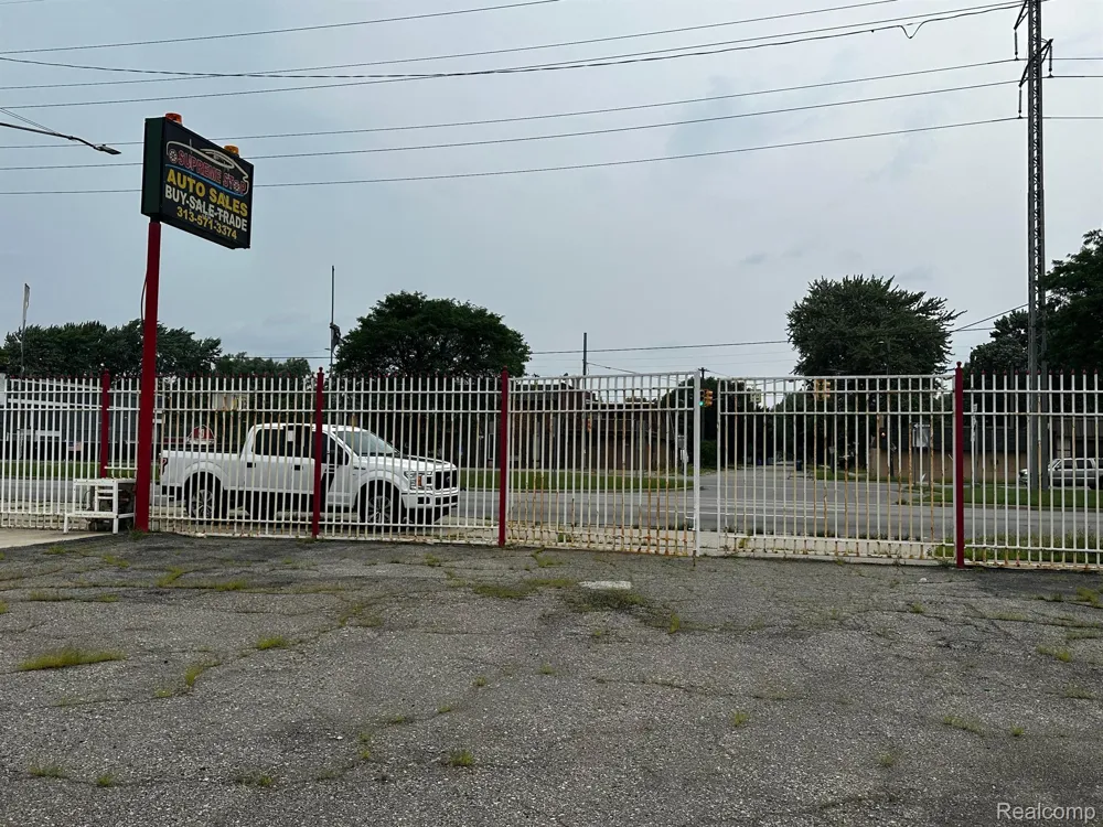 14150 E 8 MILE ROAD Detroit City, MI 48205