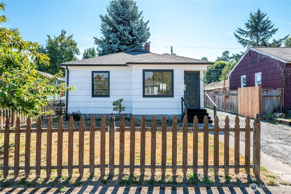 228 24th Avenue Longview, WA 98632