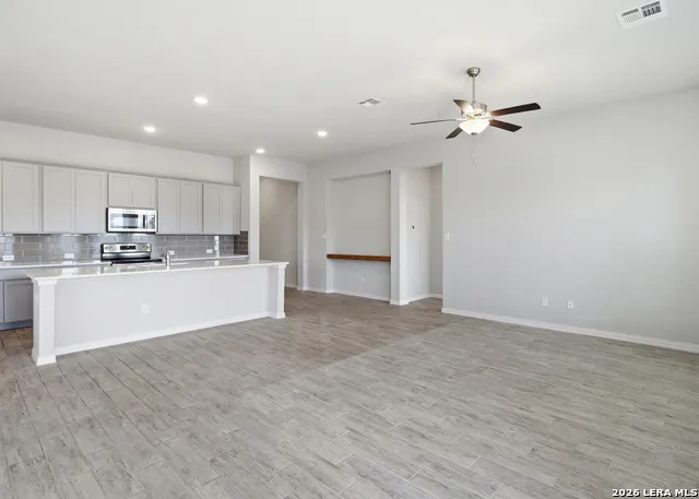 253 Holland Park Schertz, TX 78108