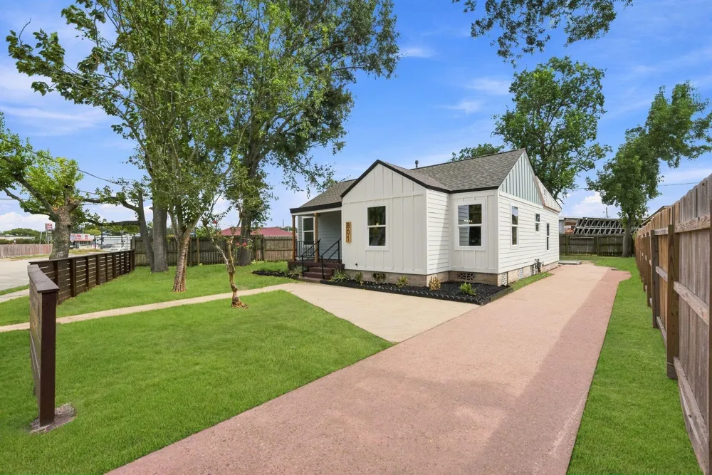 801 E Defee Avenue Baytown, TX 77520