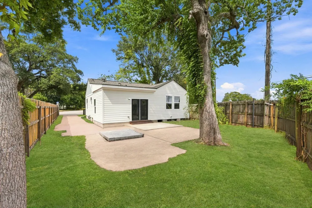 801 E Defee Avenue Baytown, TX 77520