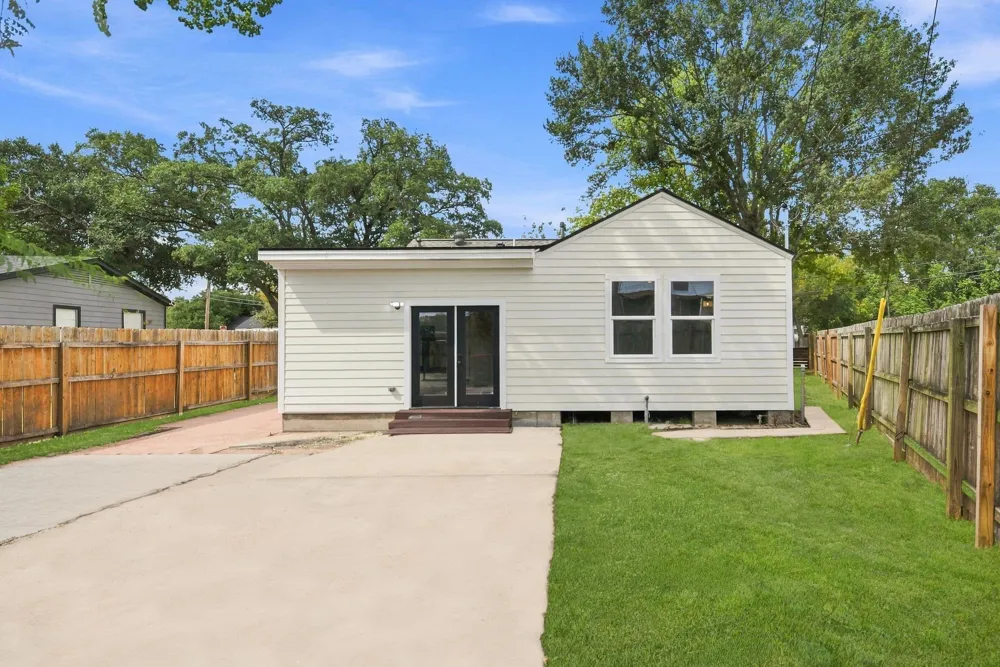 801 E Defee Avenue Baytown, TX 77520