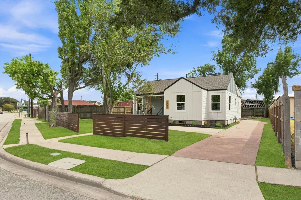 801 E Defee Avenue Baytown, TX 77520