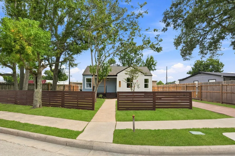 801 E Defee Avenue Baytown, TX 77520