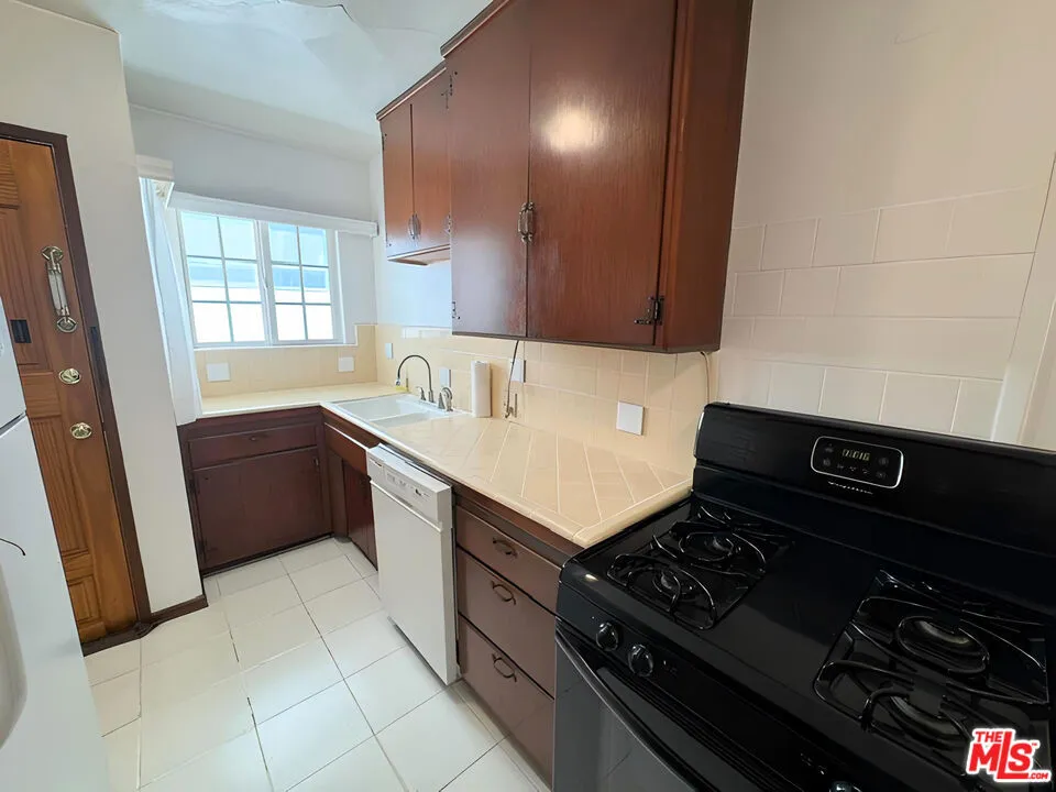 143 Hamilton Drive #F Beverly Hills, CA 90211