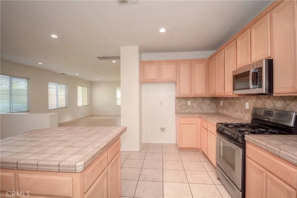 6184 Medinah Fontana, CA 92336