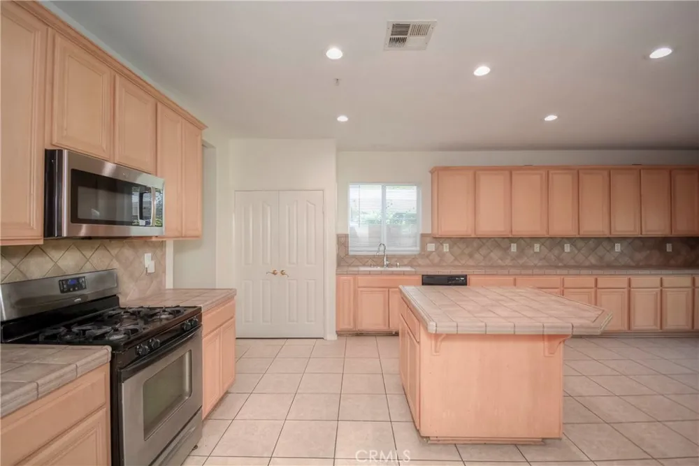 6184 Medinah Fontana, CA 92336